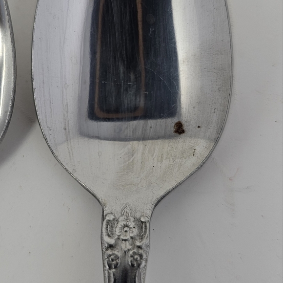 Elegant Silver Spoon Set with Decorative Handles - Picture 5 of 14